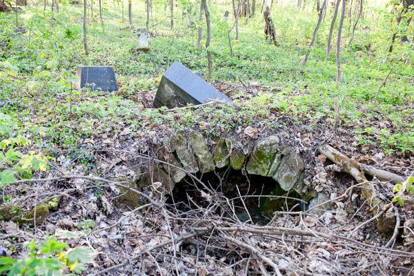 Кутківці: село з “Хрестом Вікторії” та гробівцями, що інтригують