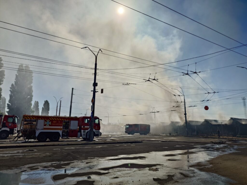 Майже всі книжкові ряди на Петрівці згоріли3