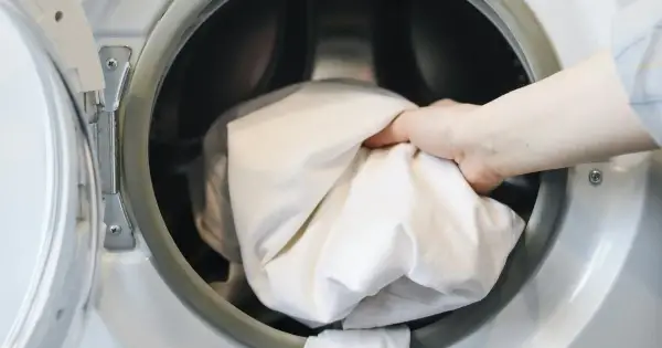 Кульки з фольги у пральній машині: чому варто спробувати цей простий лайфхак