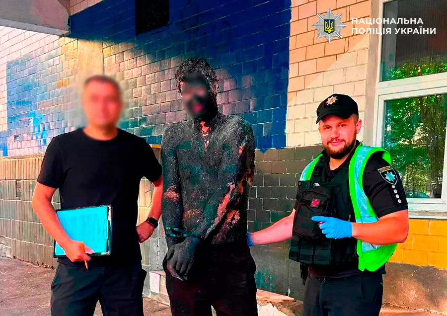 Конспірація не вдалася: киянин заліз у бочку зі смолою, щоб пограбувати магазин, і 5 годин відмивався в поліції1