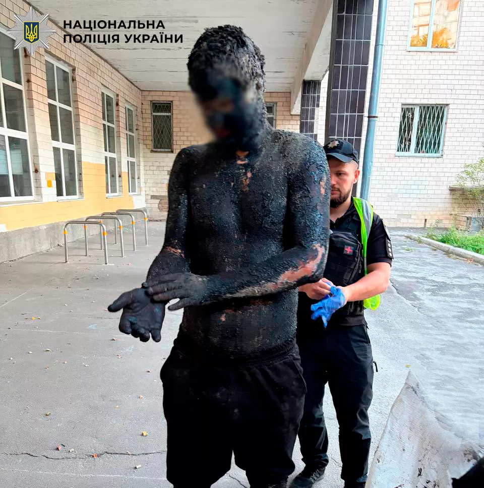 Конспірація не вдалася: киянин заліз у бочку зі смолою, щоб пограбувати магазин, і 5 годин відмивався в поліції2