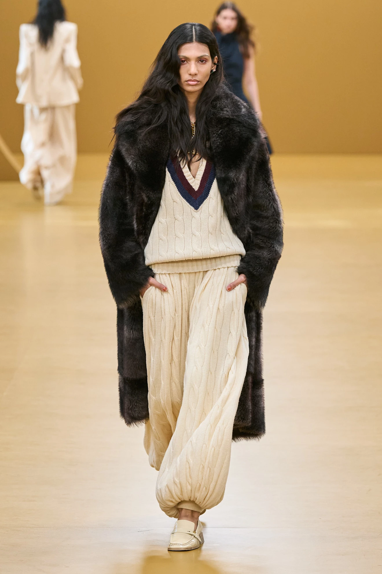 Comfy chic: 5 ідеальних образів з подіумів, які додадуть затишку початку осені 20260