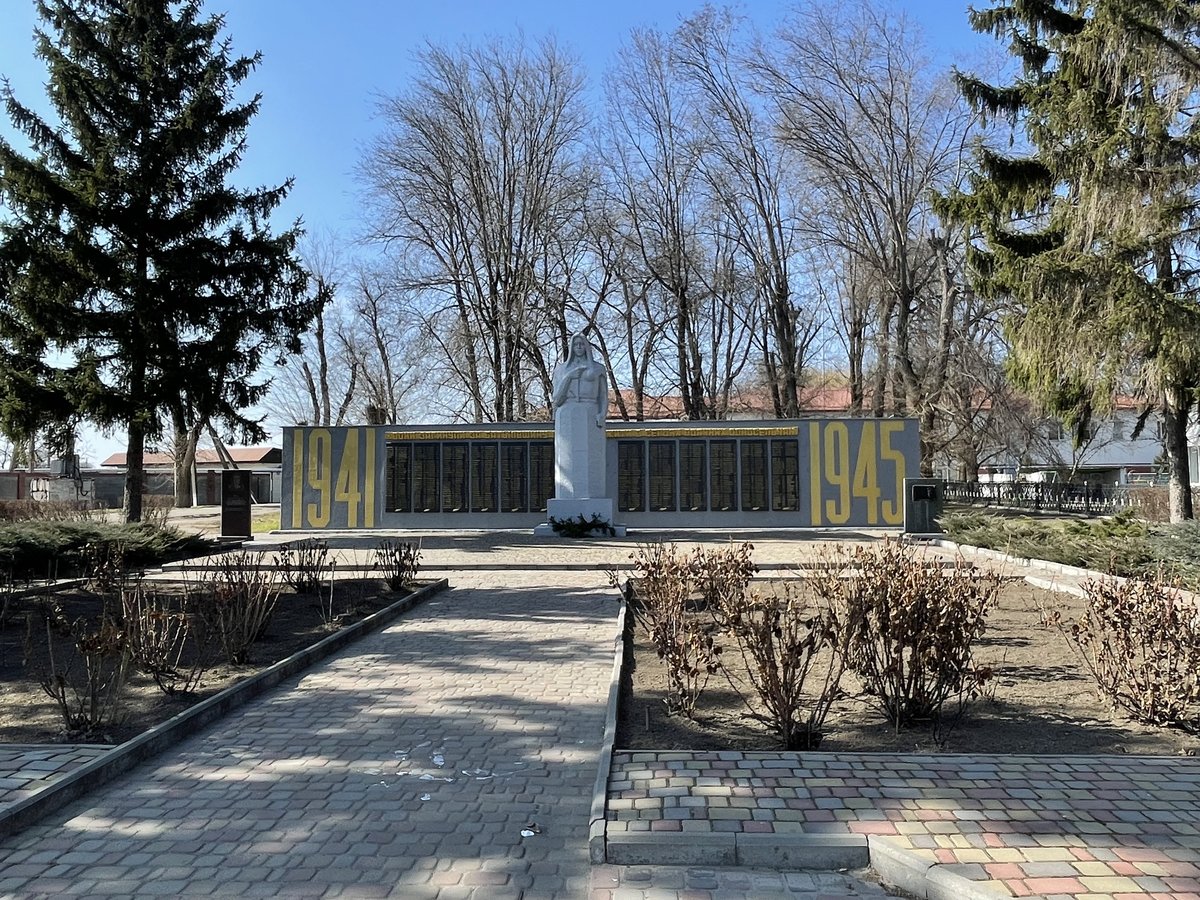 Бетонні ідоли СРСР: Як меморіали Червоній армії стають свідками війни за незалежність18