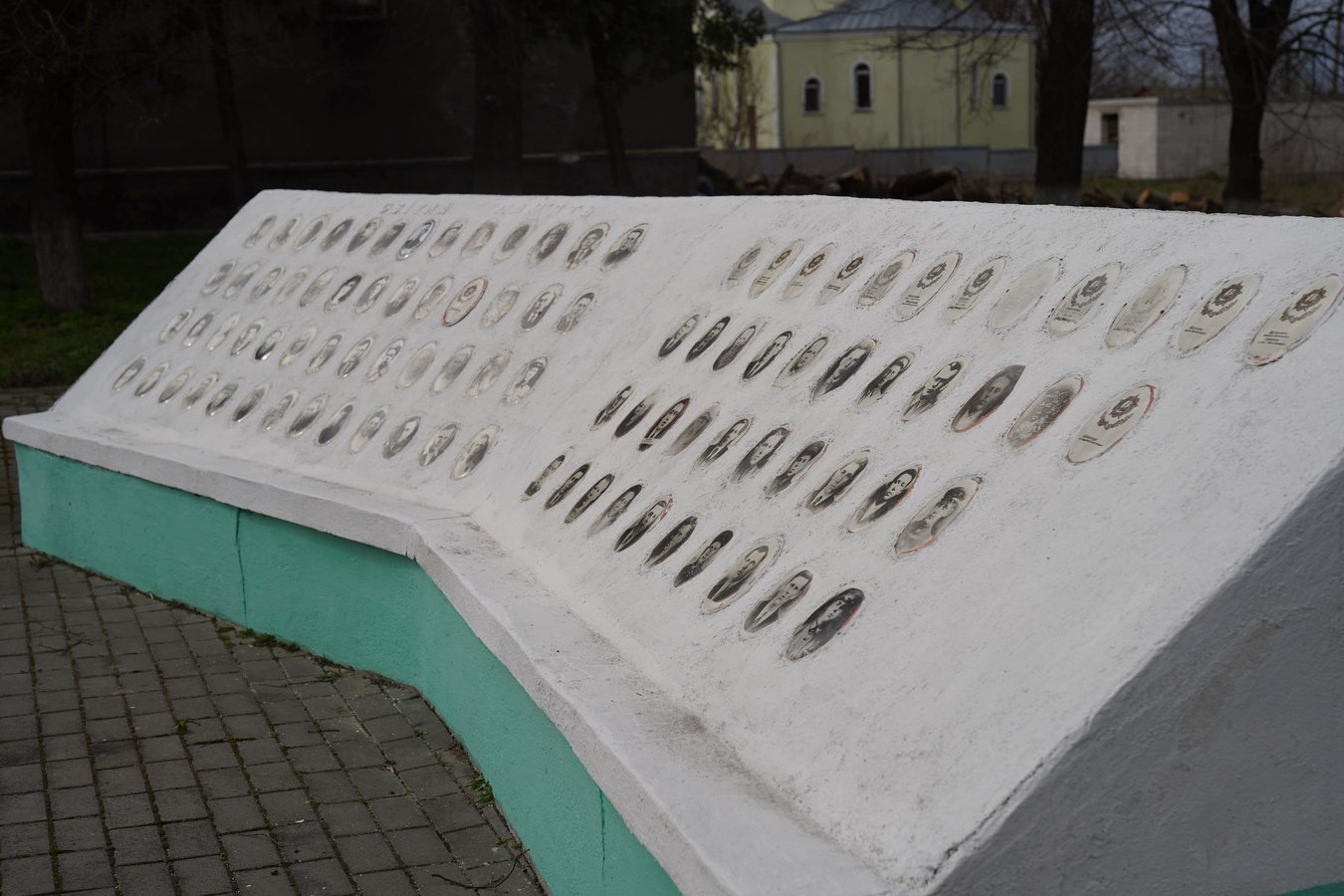Бетонні ідоли СРСР: Як меморіали Червоній армії стають свідками війни за незалежність12