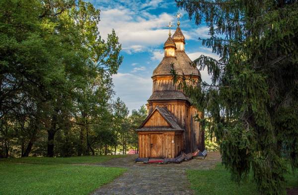 Зіньків: найгарніша дерев’яна церква України веде до Храму