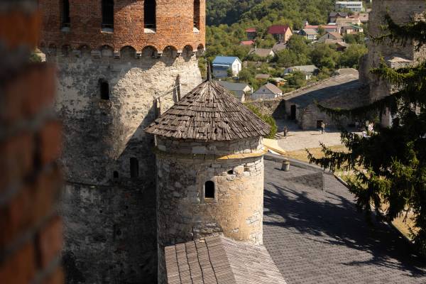 Масивні кам'яні та цегляні вежі Старого замку з характерними дерев'яними дахами й елементами давньої фортифікації. Фото Єгора Мазура