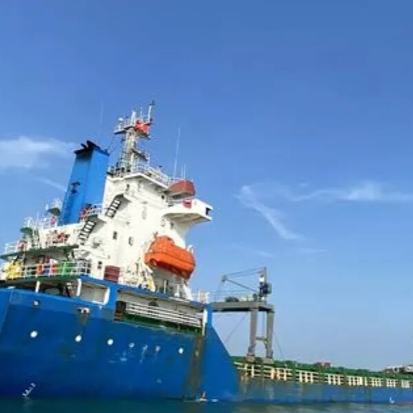 Надзвичайна подія в Чорному морі: торгове судно загорілось та затонуло