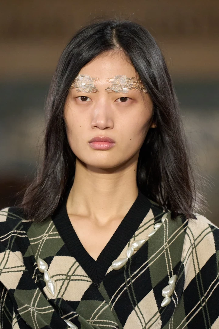 Брови, вишиті бісером, на шоу Simone Rocha весна-літо 20273