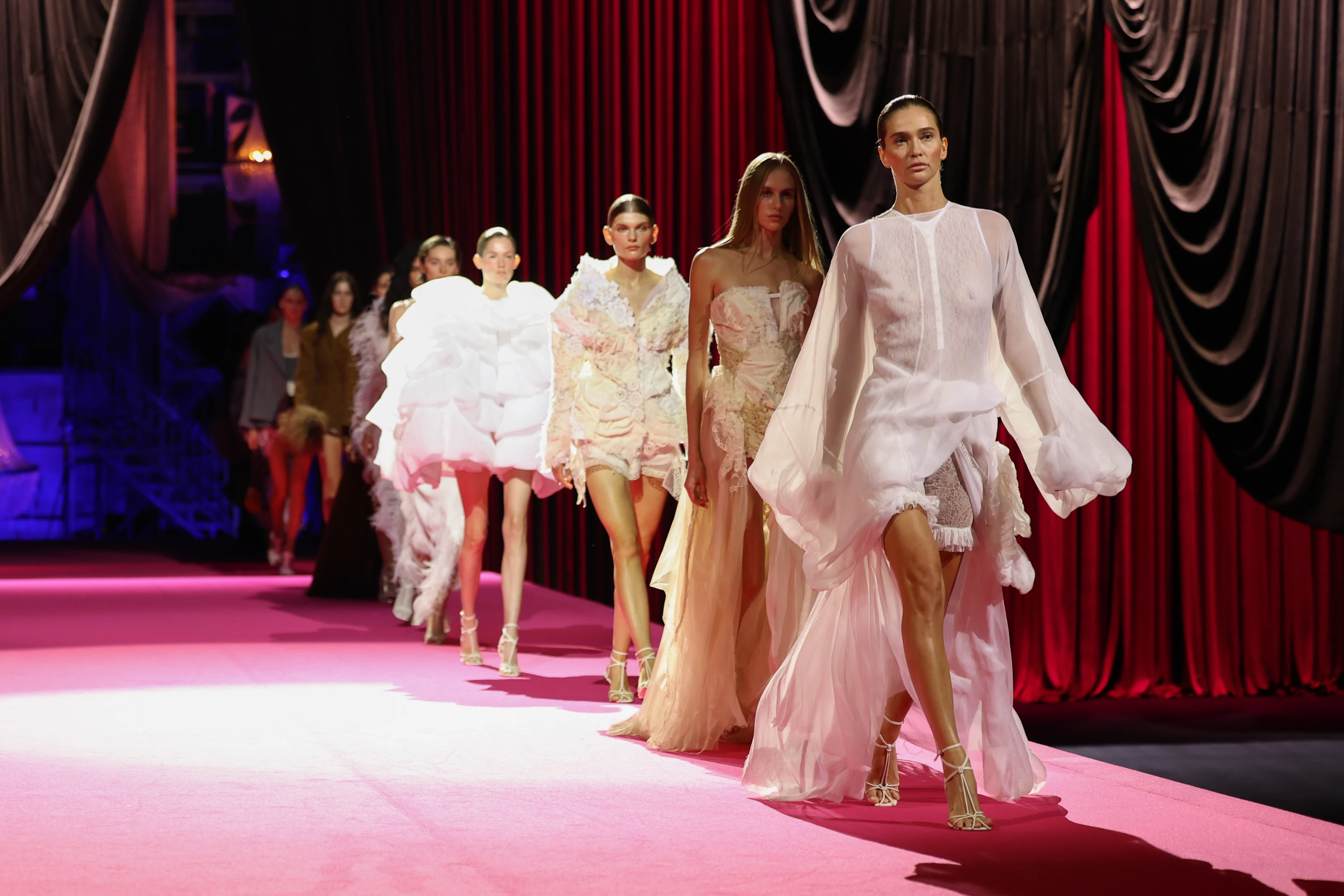 Ukrainian Fashion Week весна-літо 2027: про що говорили українські дизайнери цього сезону1