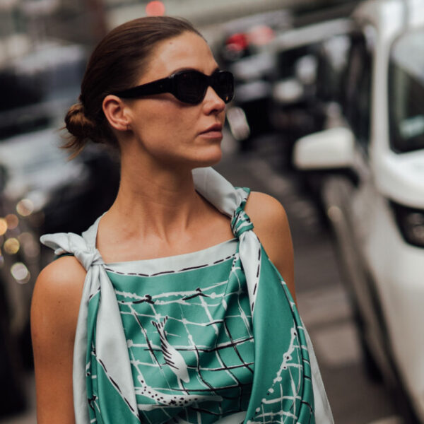 Шовкова хустка восени: як носити тренд від нью-йоркських streetstyle-зірок