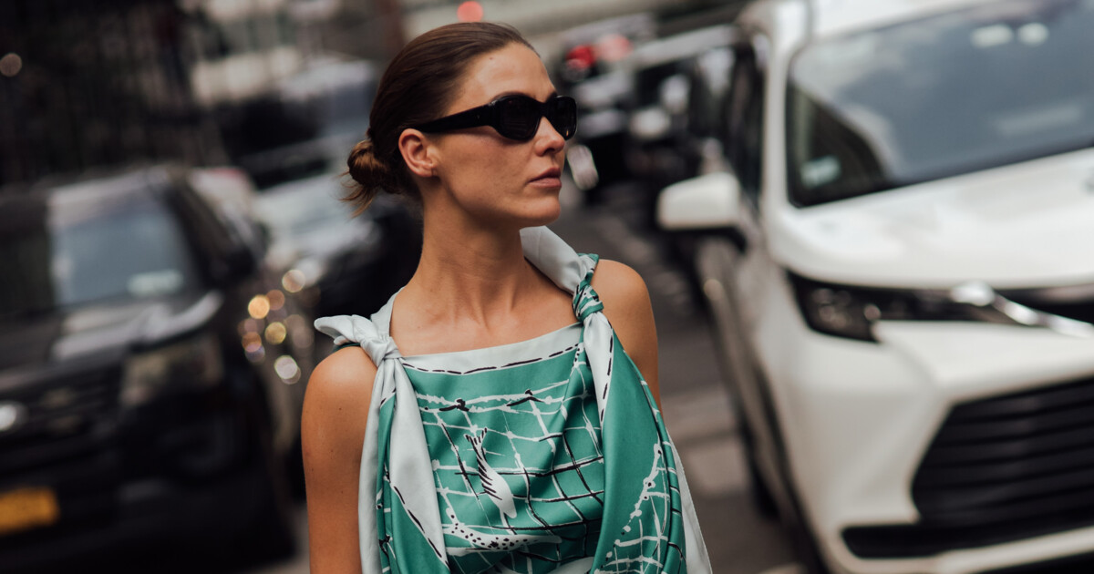 Як носити шовкову хустку восени 2026: streetstyle-зірки Нью-Йорка роблять це саме так0