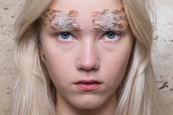 Брови, вишиті бісером, на шоу Simone Rocha весна-літо 20271