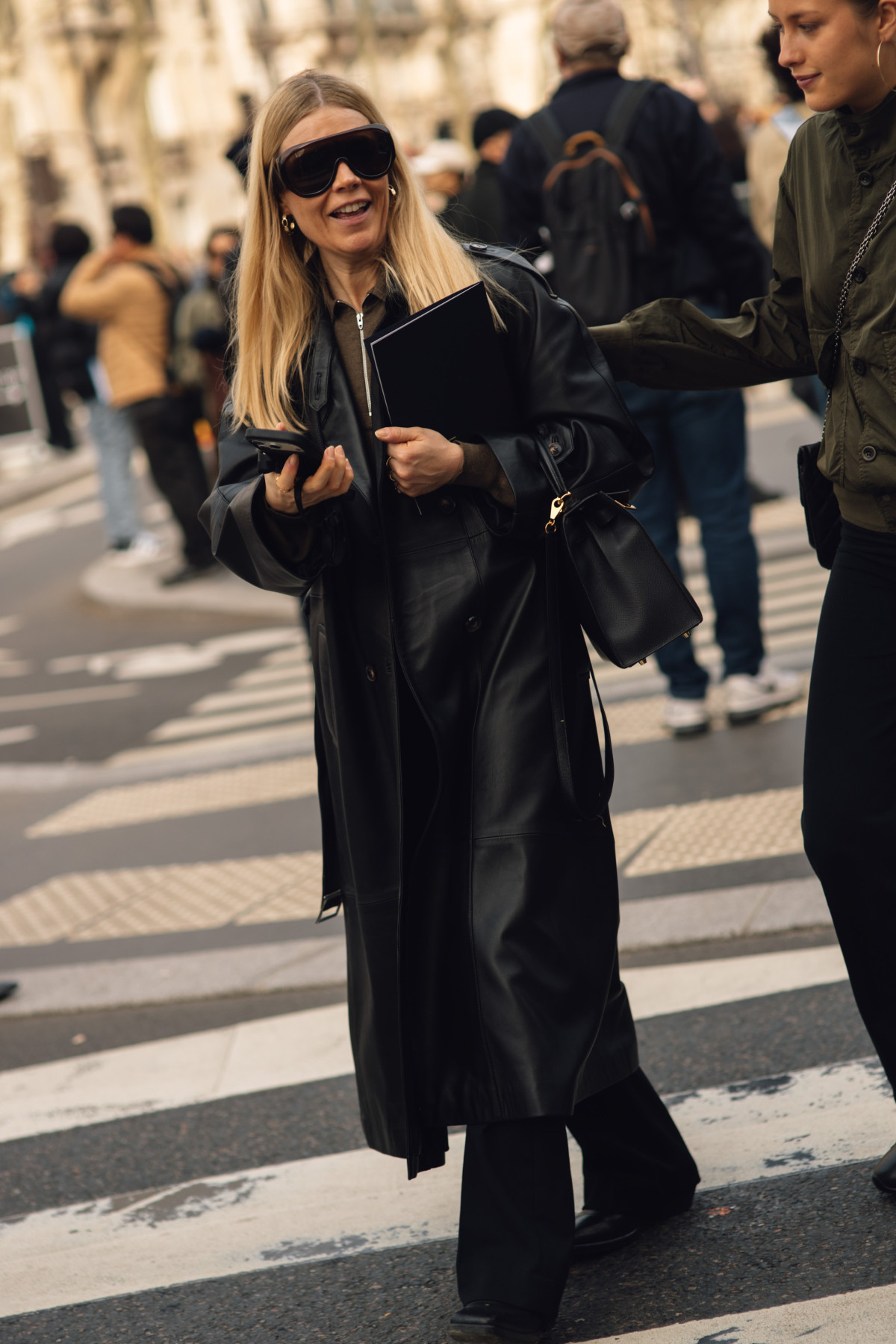 Без зайвого кольору: як носити total black цієї осені6