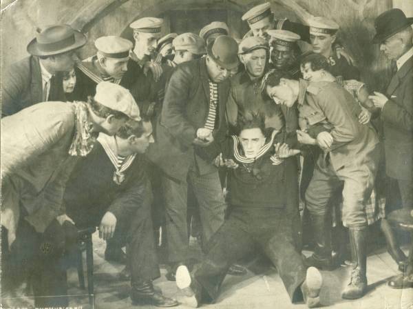Кадр з фільму «Сумка дипкур’єра» (1927 р.).