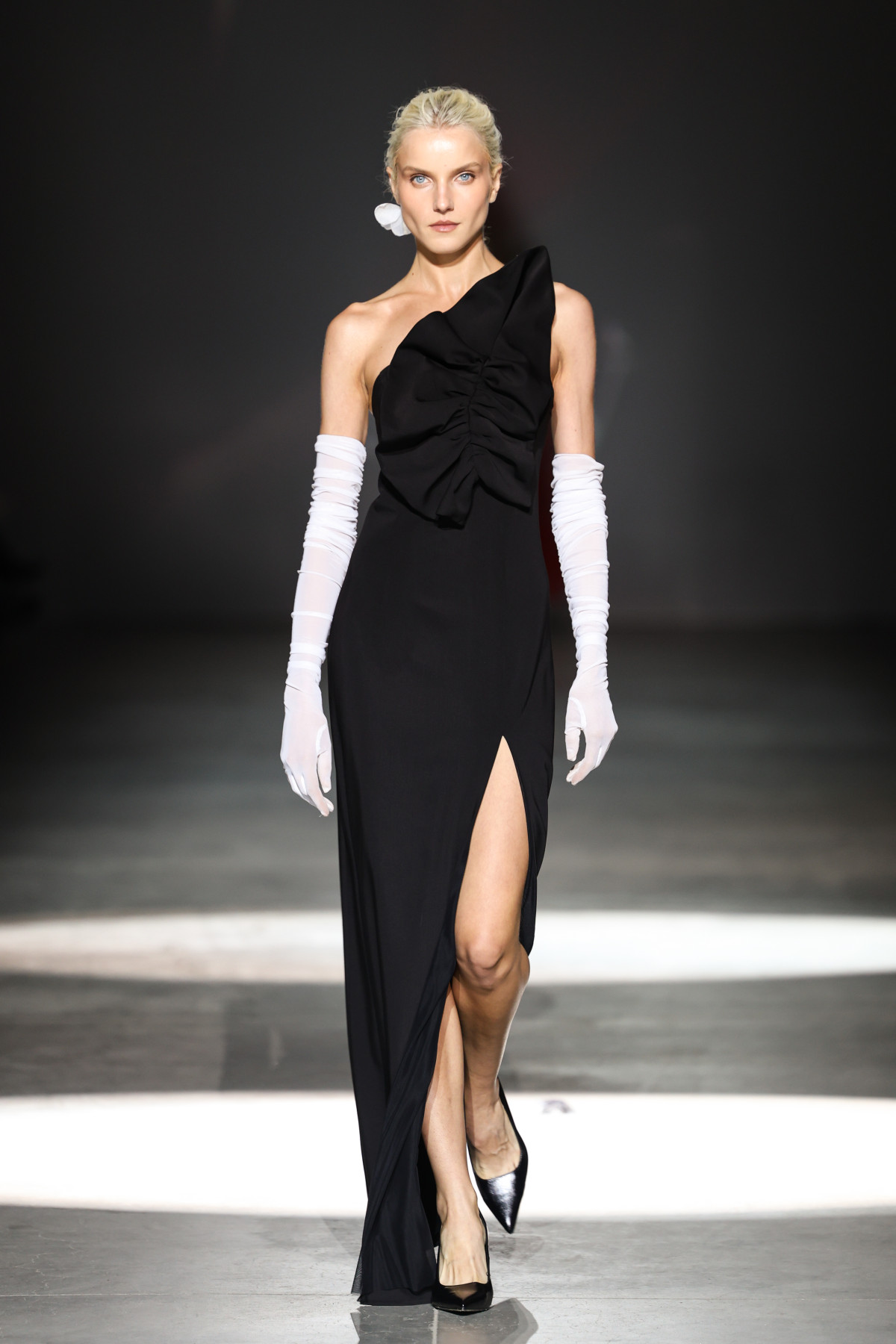 Гра форм і міська естетика: як пройшов показ Linni Caro на Ukrainian Fashion Week12