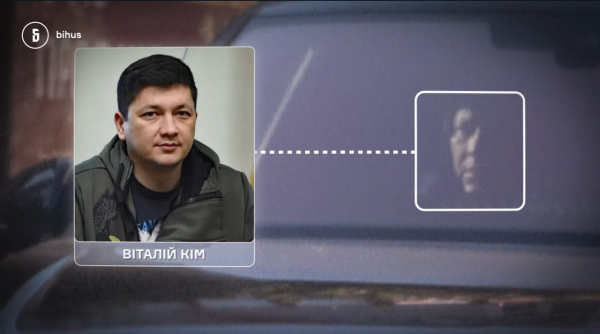 Чоловік, схожий на Віталія Кіма, у Volkswagen Touareg біля “Липок”