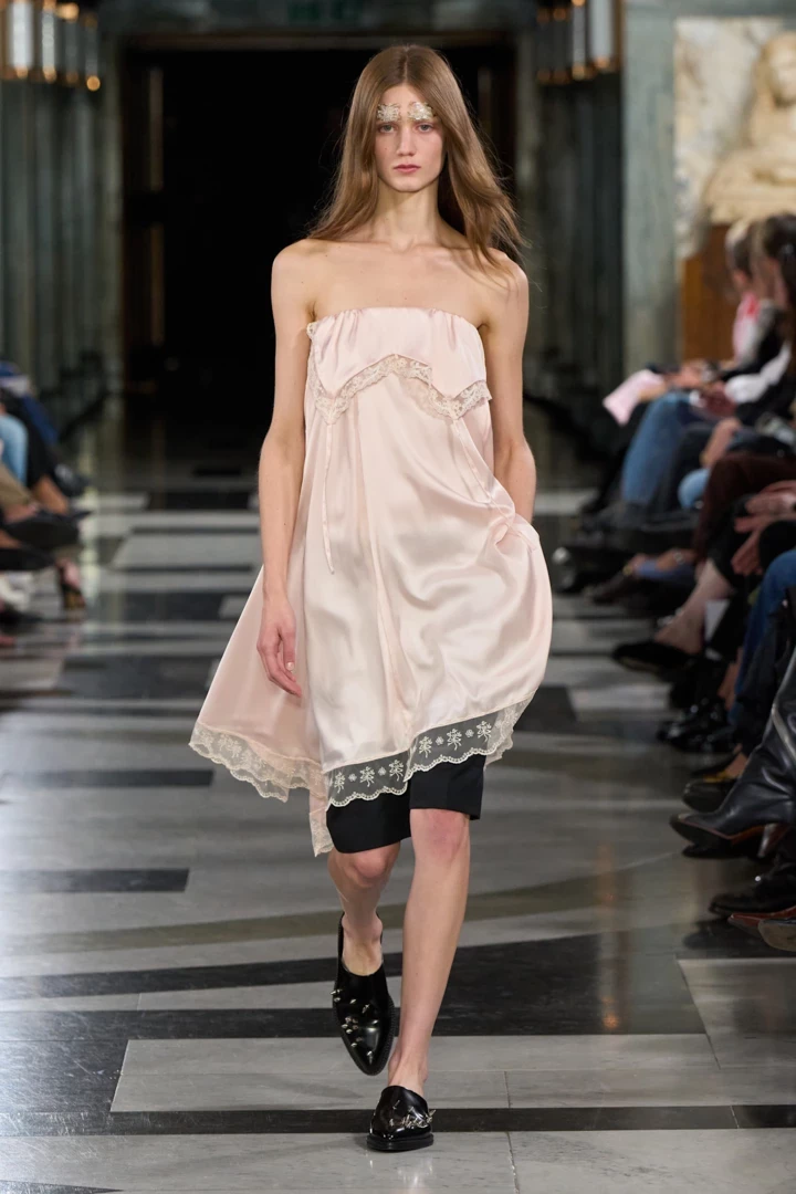 Брови, вишиті бісером, на шоу Simone Rocha весна-літо 20272
