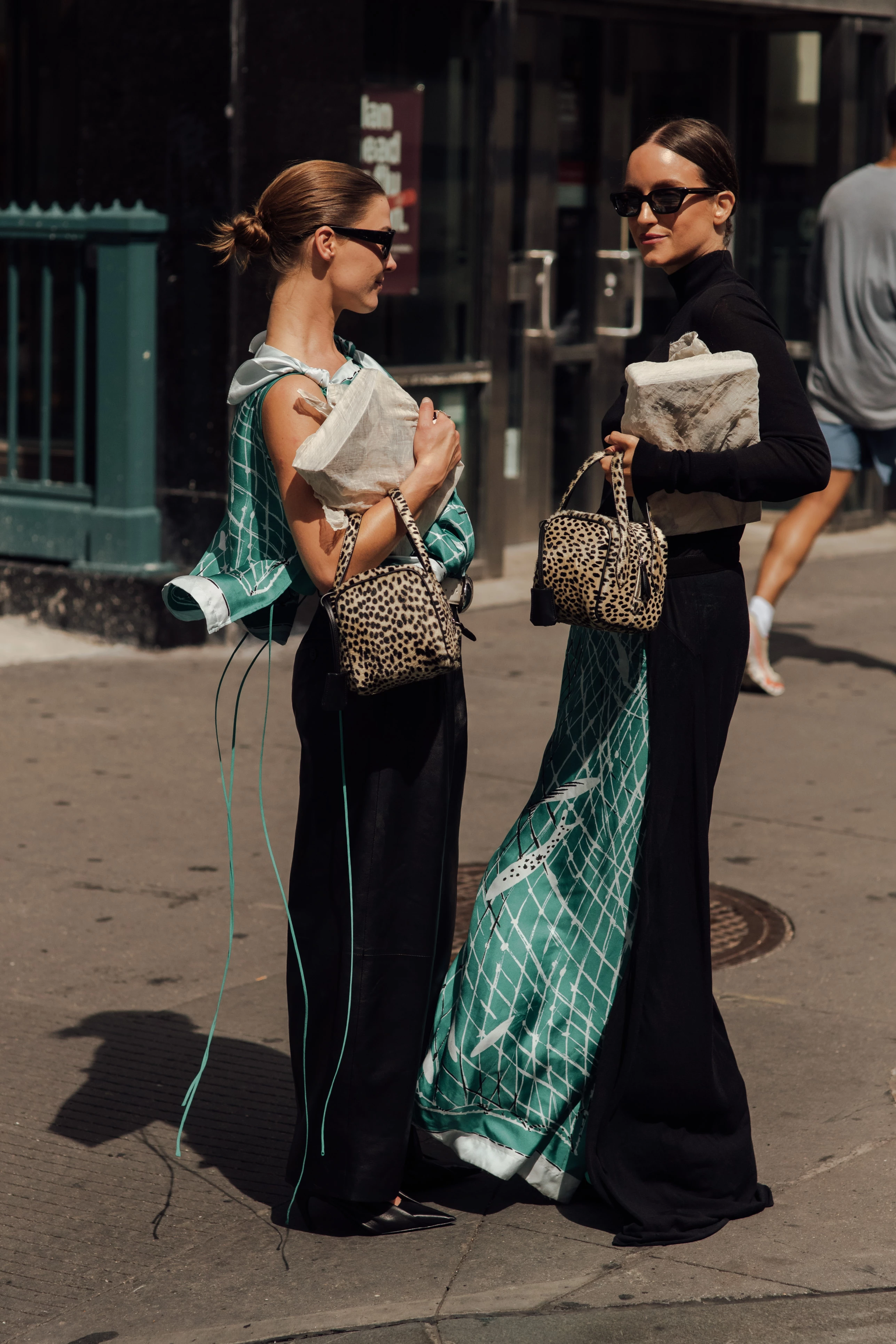 Як носити шовкову хустку восени 2026: streetstyle-зірки Нью-Йорка роблять це саме так9