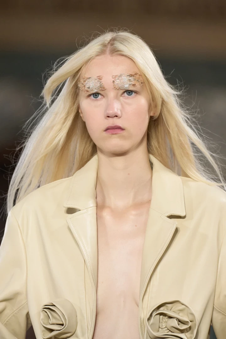 Брови, вишиті бісером, на шоу Simone Rocha весна-літо 20274