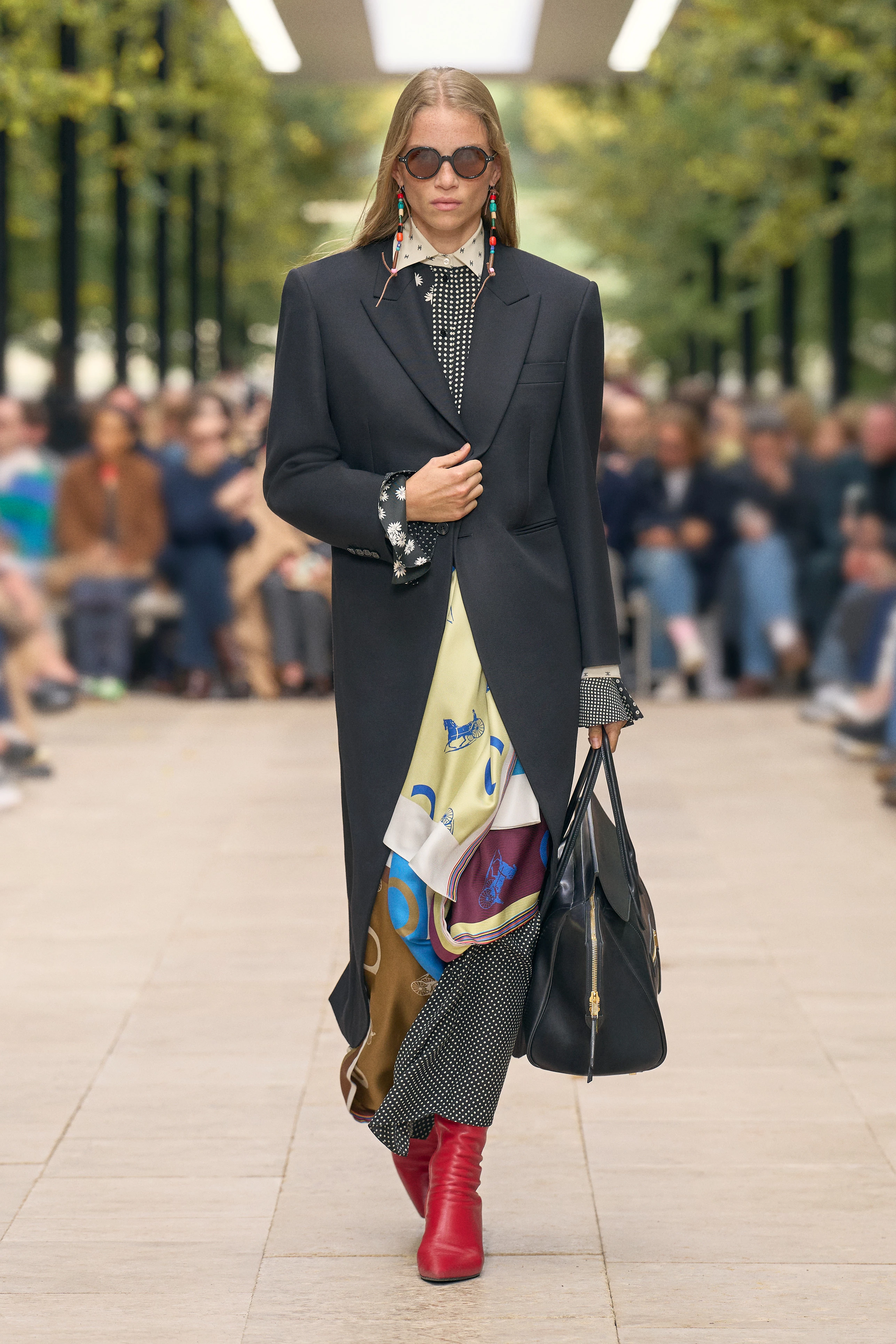 Як носити шовкову хустку восени 2026: streetstyle-зірки Нью-Йорка роблять це саме так1