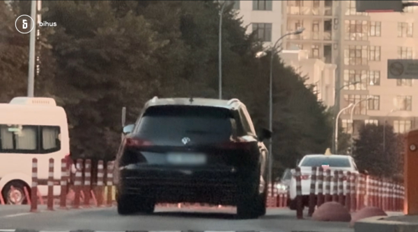 Volkswagen Touareg колишньої дружини Кіма біля “Липок”
