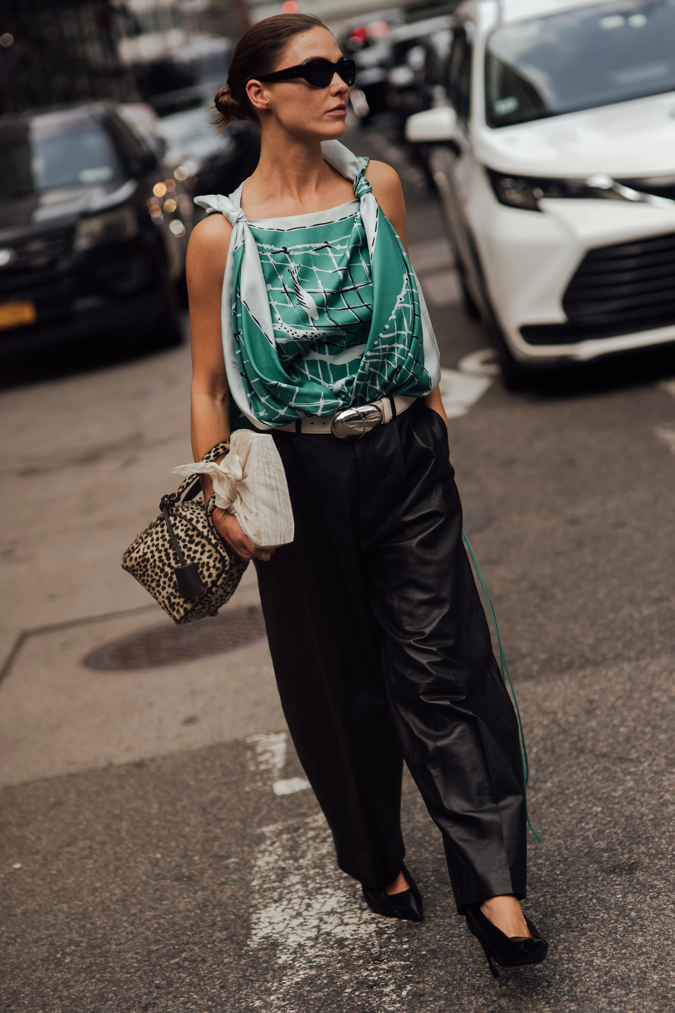 Як носити шовкову хустку восени 2026: streetstyle-зірки Нью-Йорка роблять це саме так8