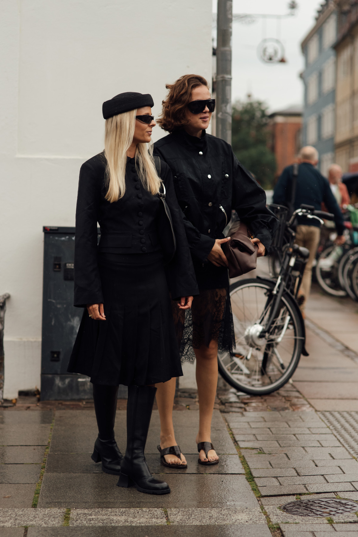 Без зайвого кольору: як носити total black цієї осені17