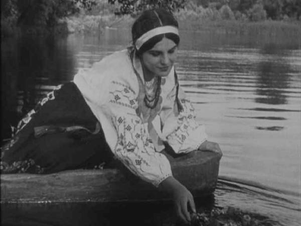 Кадр із фільму «Звенигора», актриса Поліна Скляр-Отава. ВУФКУ