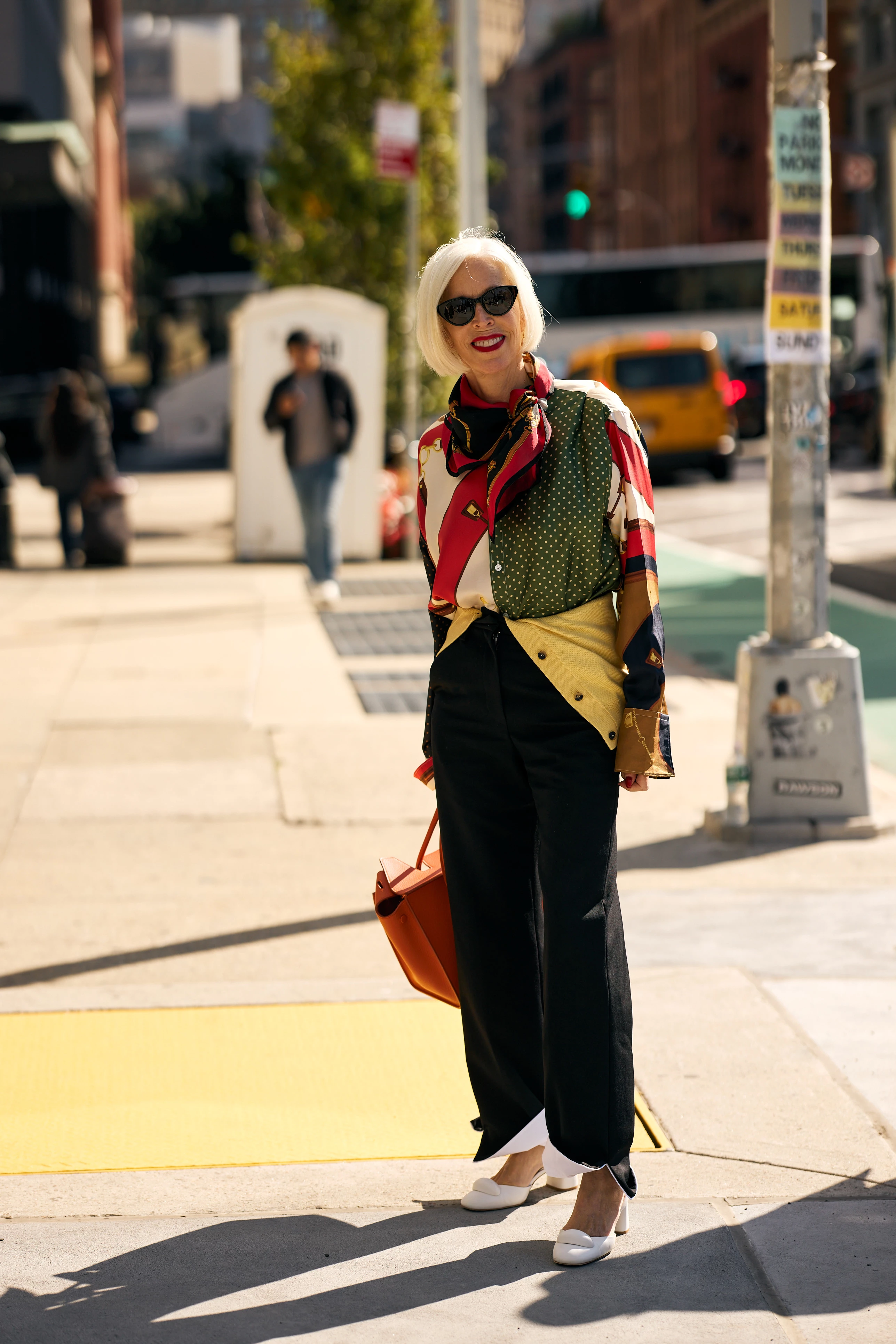 Як носити шовкову хустку восени 2026: streetstyle-зірки Нью-Йорка роблять це саме так10