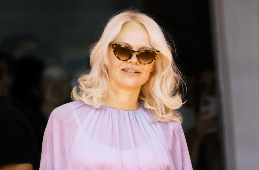 Памела Андерсон: всі вбрання на Венеціанському кінофестивалі