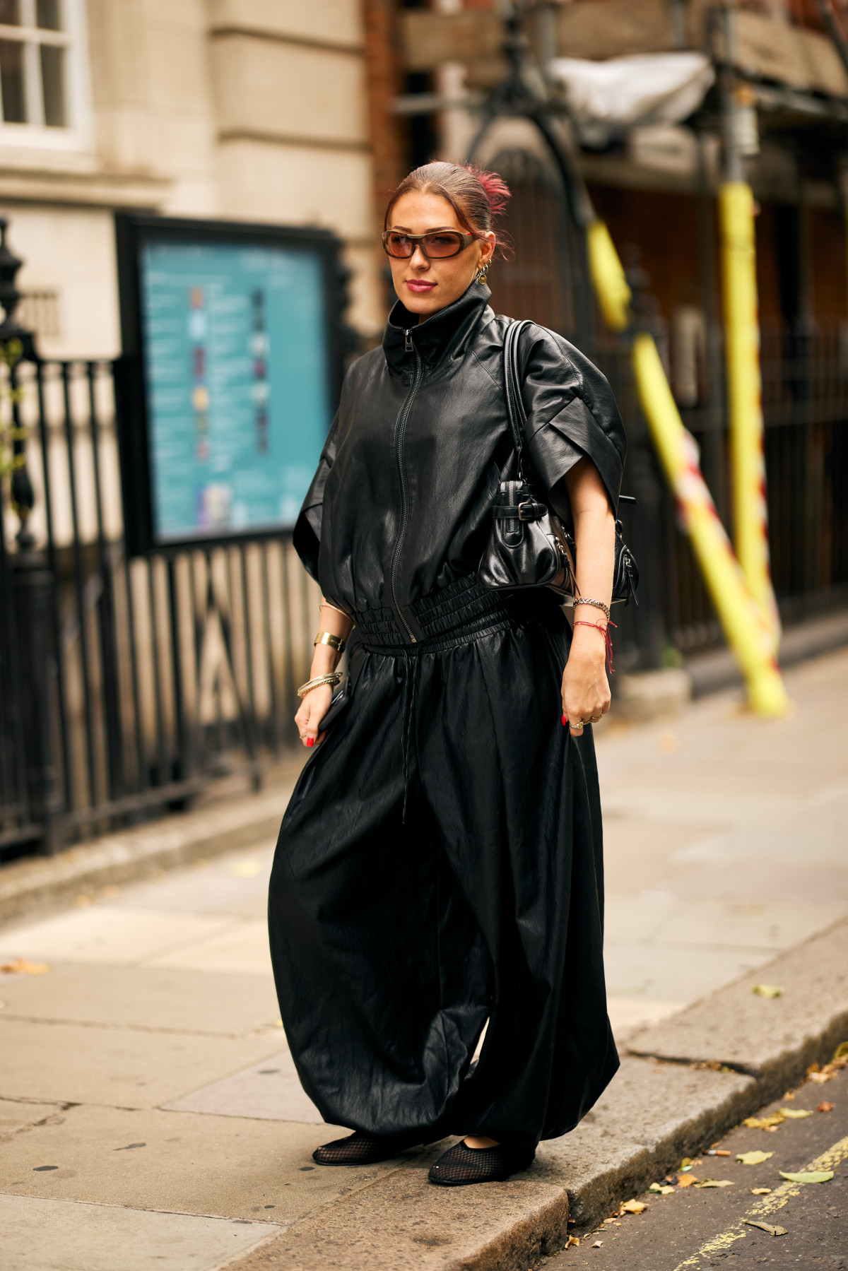 Без зайвого кольору: як носити total black цієї осені9