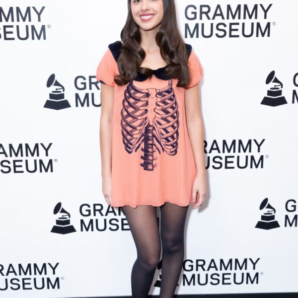Olivia Rodrigo святкує свою нову виставку в Grammy Museum у сукні-бабдолі з принтом скелета