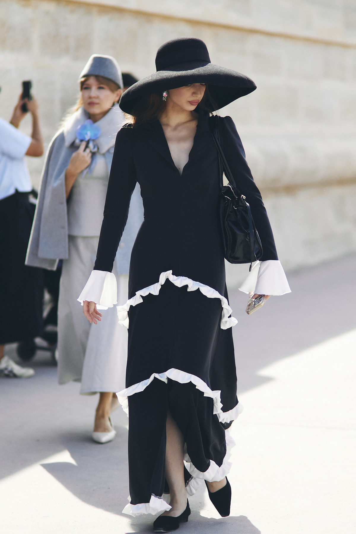 Французькі модні хроніки: 50 найстильніших образів Paris Fashion Week, які захочеться повторити цієї осені43