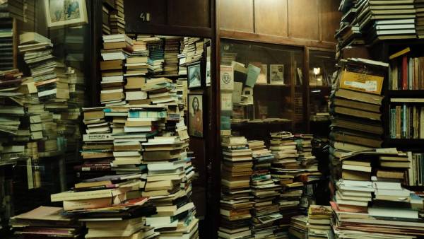 Штучний інтелект полює на паперові книги: навіщо їх скуповують і знищують