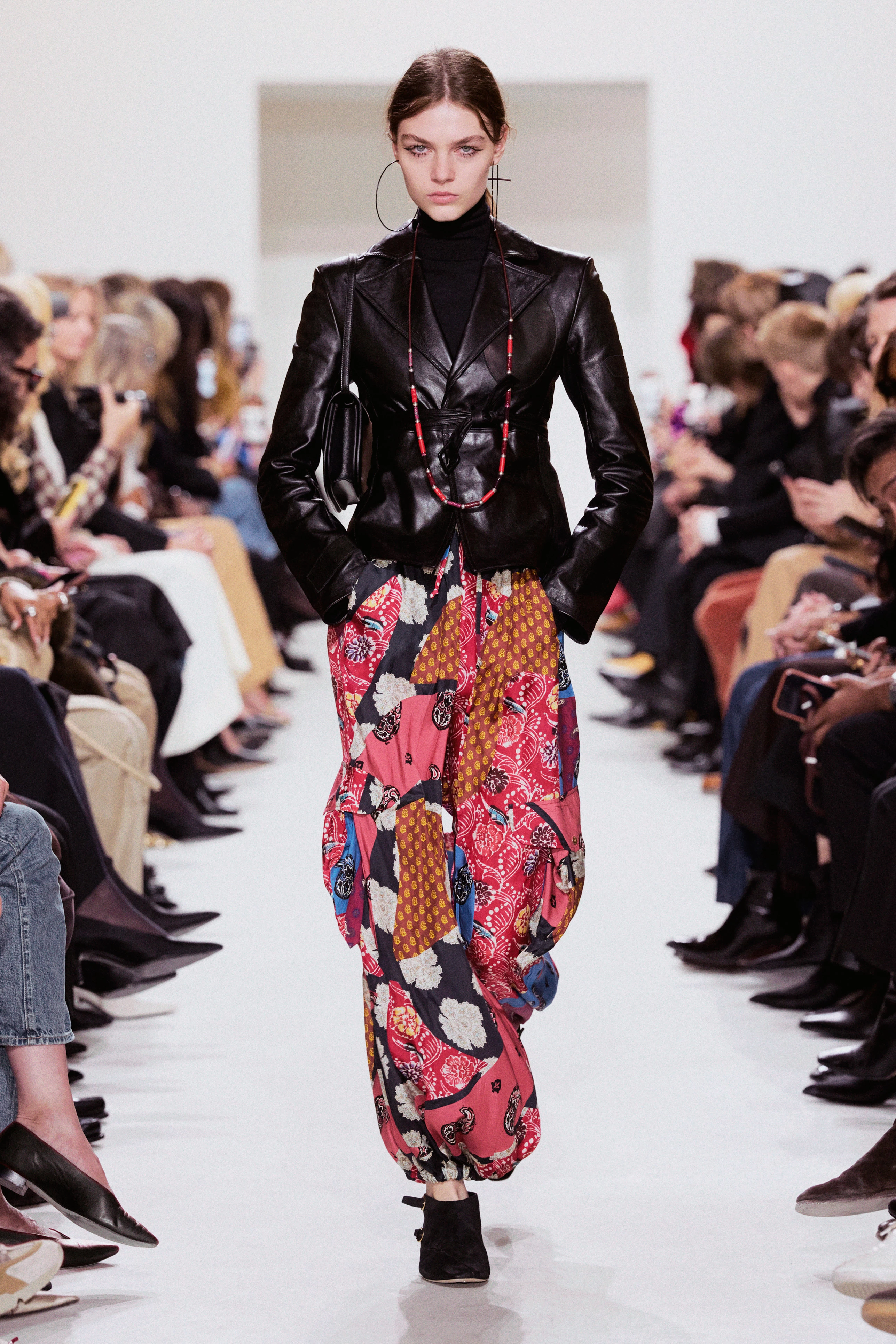 "Справжній" одяг та інстинктивна стилізація: чому ви захочете повторити кожен образ з подіуму Celine22