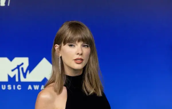 Тейлор Свіфт побила рекорд MTV VMA, присвятивши нагороду Доллі Партон