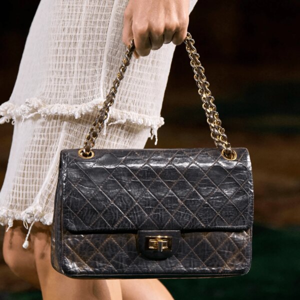 Chanel згадує першу сумку, що започаткувала епоху культових аксесуарів