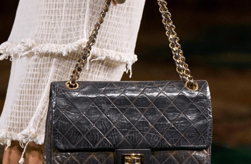 Chanel згадує першу сумку, що започаткувала епоху культових аксесуарів