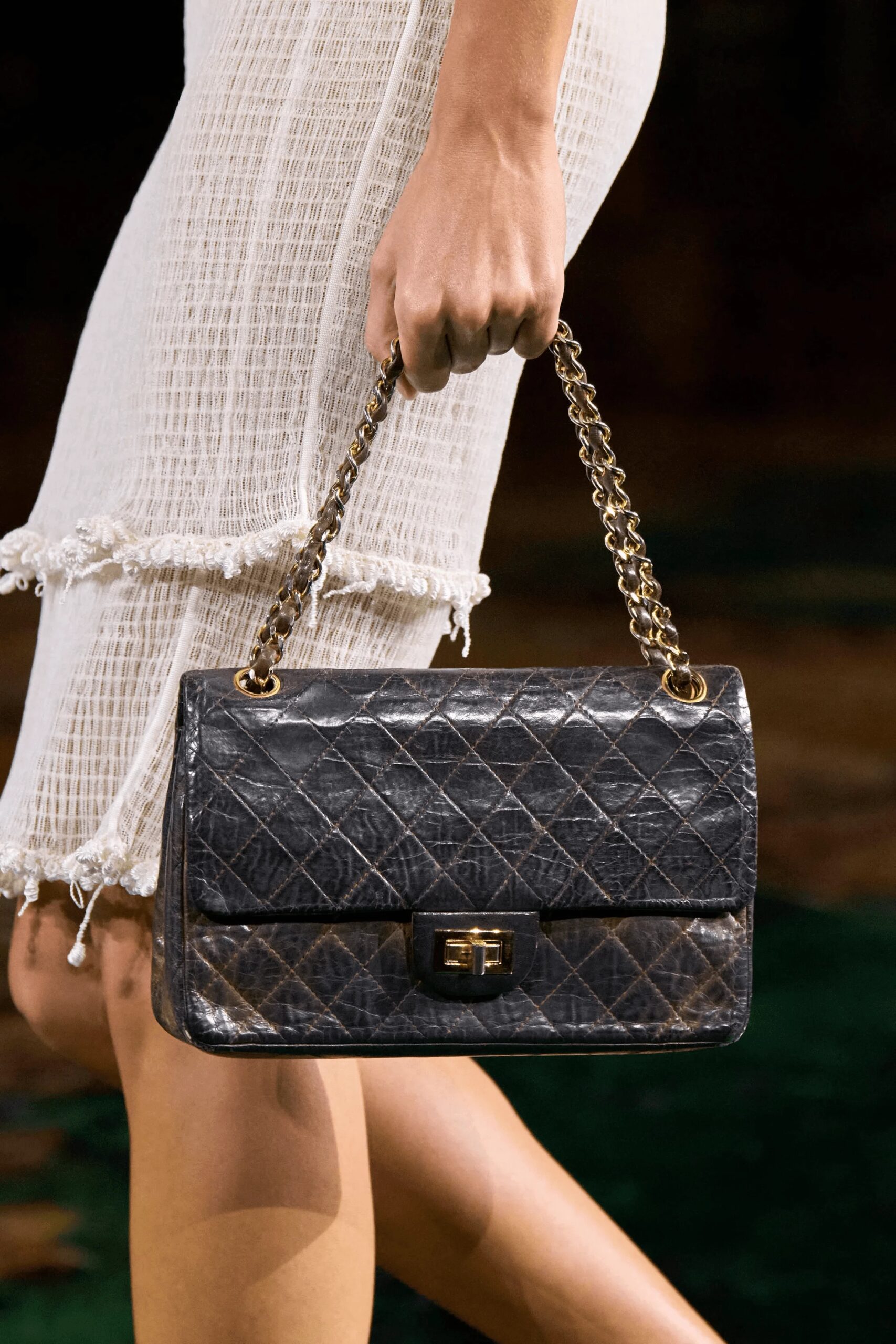 Chanel згадує першу сумку, що започаткувала епоху культових аксесуарів